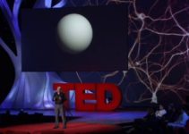 apresentador no palco