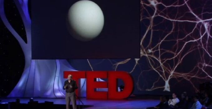 apresentador no palco
