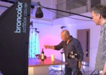 dois fotógrafos explicando posição de luz