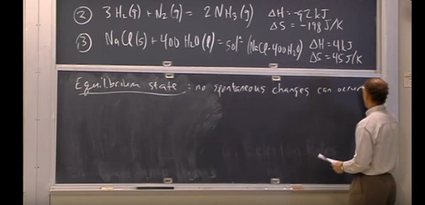 professor escreve equações no quadro