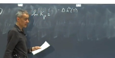 professor explicando no quadro negro