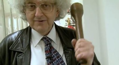 Martyn Poliakoo segurando um amassador de batatas