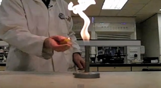 queimador de bunsen sobre bancada de laboratório