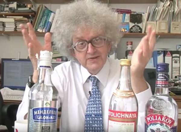 professor martyn com garrafas de vodka em volta