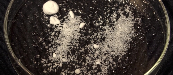 cristais brancos sobre vidro com pequenas gotas