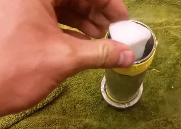 pedaço de gelo seco em tubo de metal