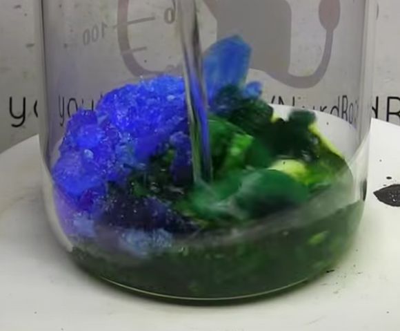 Reação entre sulfato de cobre e ácido clorídrico