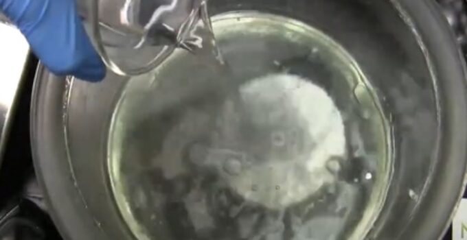 Destruindo um HD com química